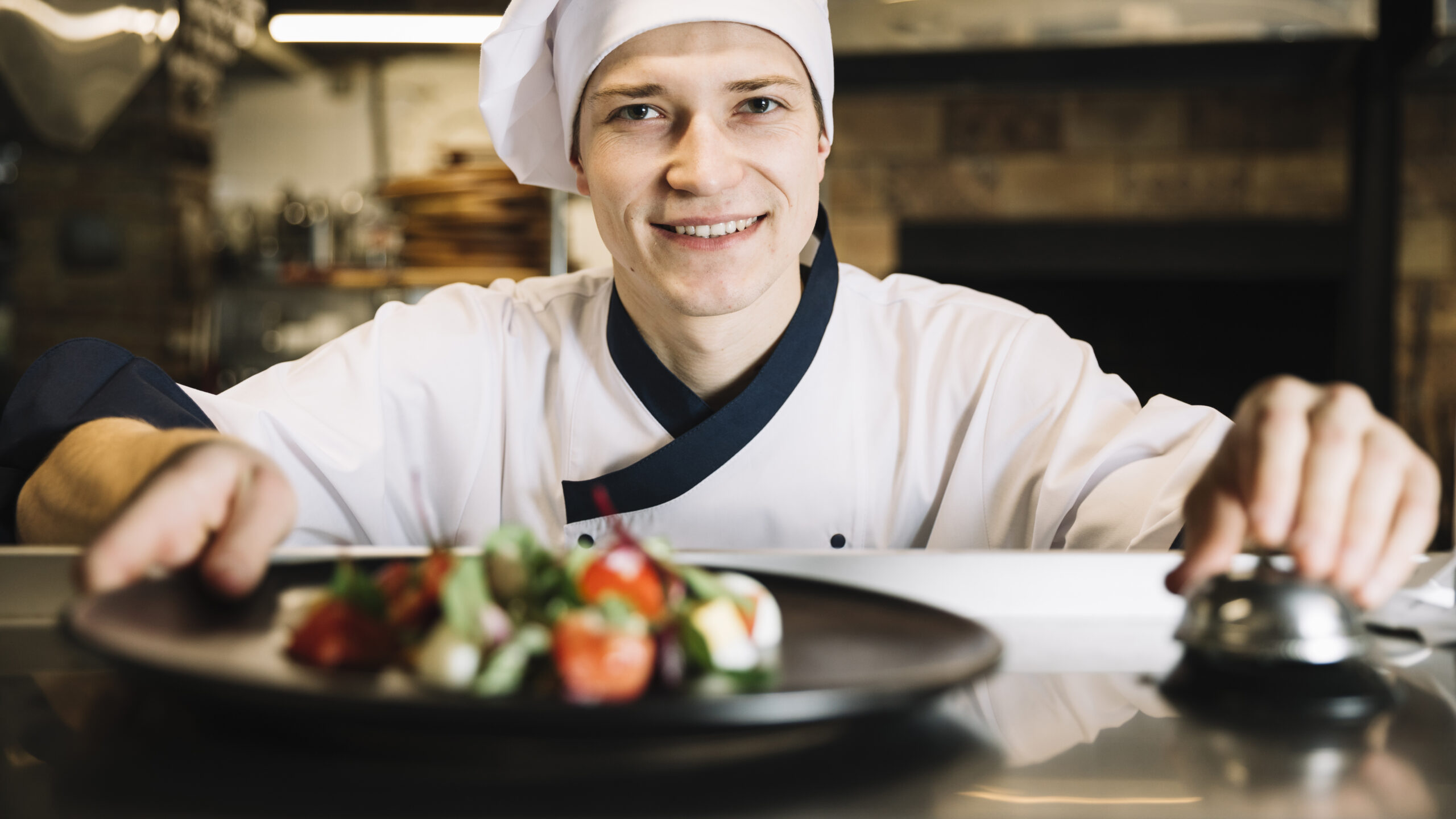 Chef de cozinha servindo um prato de comida