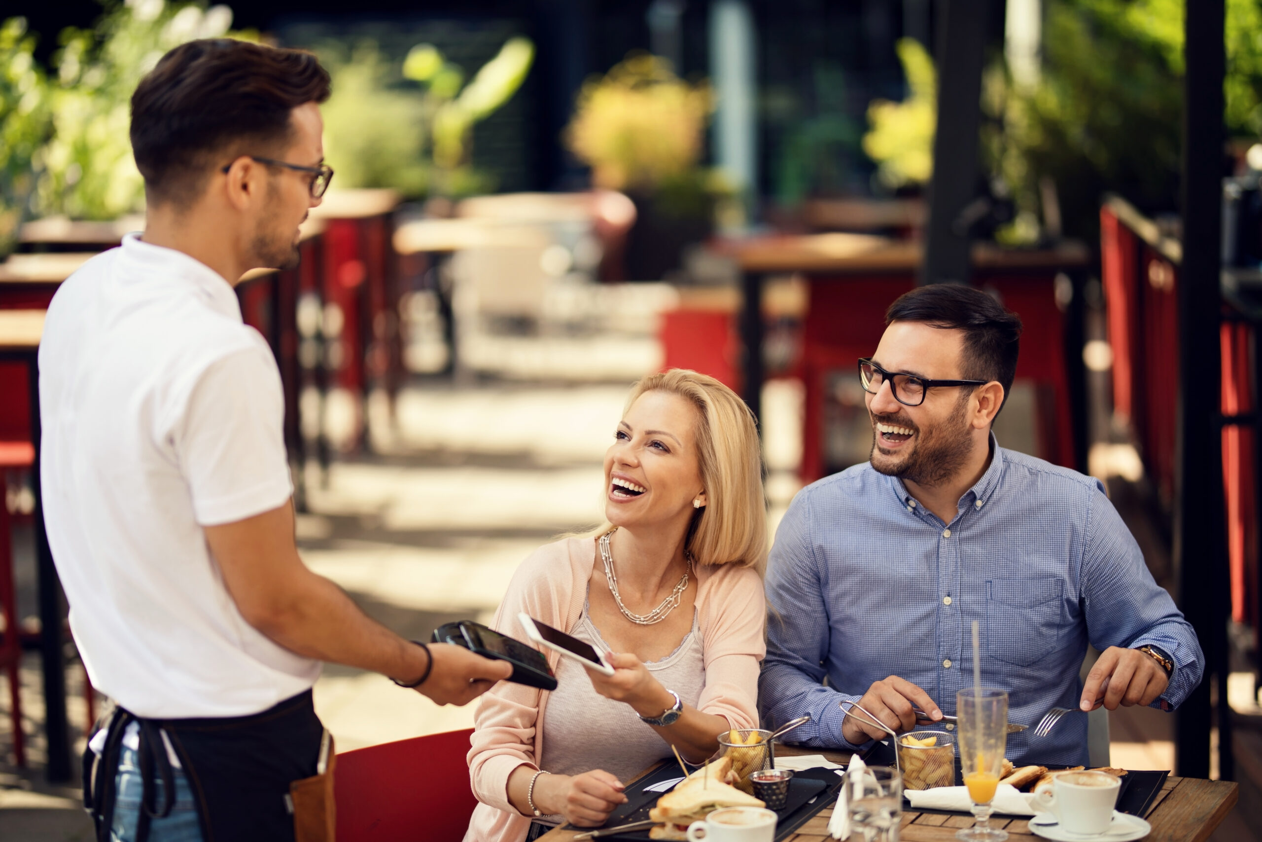 Casal pagando a conta em um restaurante