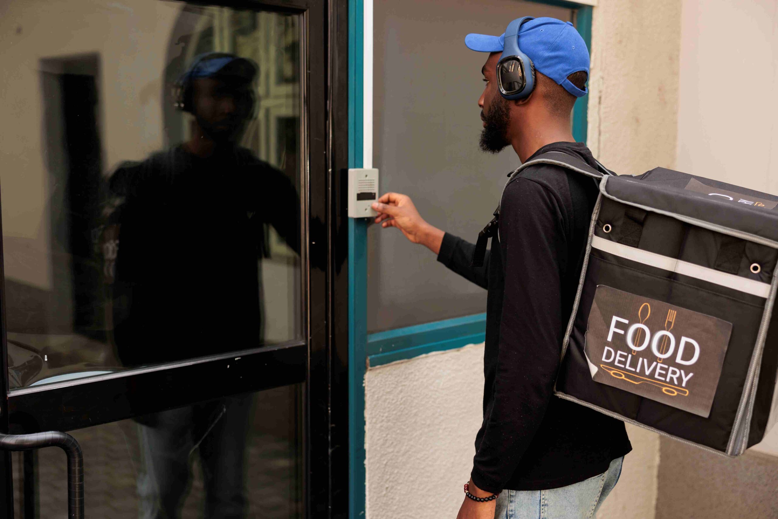 Entregador de comida tocando a campainha de um cliente